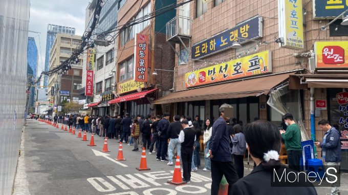 사진은 을지로동 사전투표소에서 사전투표를 하기 위해 100m 넘게 줄이 길게 늘어선 모습. /사진=정수현 기자