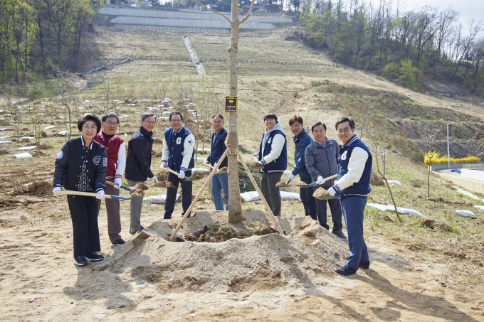 김동연 경기도지사(오른쪽)가 5일 제79회 식목일을 맞아 성남시와 함께 가천대학교에서 열린 희망의 나무심기 행사에 참석해 이진찬 성남부시장(왼쪽세3번째), 최미리 가천대학교수석부총장(왼쪽 첫번째), 김성남 경기도의회 농정해양위원장(오른쪽 두번째)와 함께 기념식수를 하고 있다. / 사진제공=경기도
