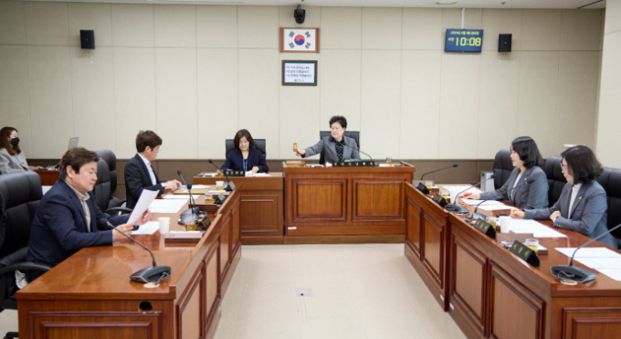 남홍숙 용인특례시의회 의회운영위원회 워원장(가운데)이 5일 제282회 임시회 개회를 위한 회의를 주재하고 있다. / 사진제공=용인특례시의회 