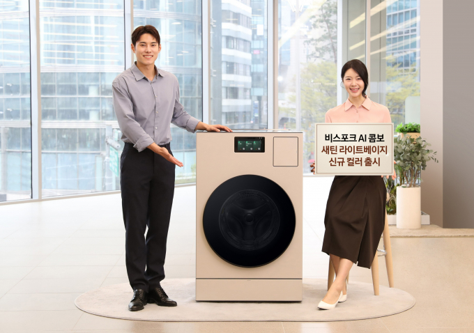 삼성전자 모델이 삼성스토어 서초점에서 새틴 라이트베이지 색상을 적용한 '비스포크 AI 콤보' 신제품을 소개하는 모습. / 사진=삼성전자