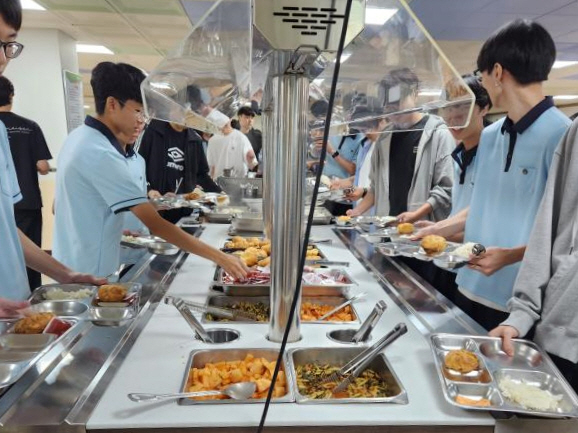 새로운 학교급식 청사진을 담은 경기도교육청의 자율선택급식 운영학교가 지난해 70교에서 올해 250교로 확대된다. 사진은 경기도교육청 자율선택급식 운영 모습. / 사진제공=경기도교육청