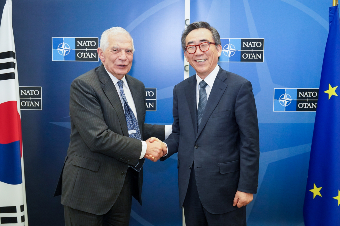 조태열 외교부 장관이 유럽연합(EU) 외교안보 고위대표·주요국과 회담을 가지며 대북제재 중요성을 강조했다. 사진은 북대서양조약기구(NATO) 외교장관회의 참석을 위해 벨기에를 방문 중인 조 장관(오른쪽)이 4일(현지시각) 브뤼셀에서 조셉 보렐 유럽연합(EU) 외교안보 고위대표와 인사를 나누는 모습. /사진=뉴스1(외교부 제공) 