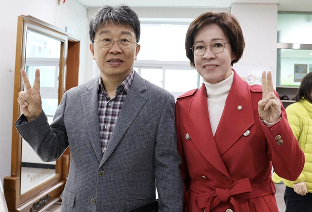 이인선 국민의힘 대구 수성 을 국회의원 후보(오른쪽)이 배우자와 함께 사전투표를 마친 뒤 포즈를 취하고 있다./사진제공=이인선 국민의힘 대구 수성 을 국회의원 후보 선거사무소