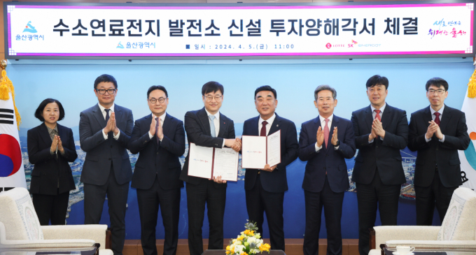 롯데SK에너루트가 울산에 수소연료전지 발전소를 짓는다. 사진은 심영선 롯데SK에너루트 공동대표, 김용학 롯데SK에너루트 공동대표, 김두겸 울산광역시 시장, 안효대 울산광역시 부시장(왼쪽 세 번째 부터)