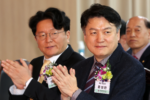 윤성찬 대한한의사협회(한의협) 회장이 지난 4일 서울 강서구 한의협 대강당에서 열린 '제45대 한의협회장 취임식'에서 "의사 집단행동으로 인한 지방 일차 의료 공백을 한의사가 메꿀 수 있다"고 말했다. 윤 회장이 지난달 31일 오전 서울 강서구 대한한의사협회에서 열린 제68회 정기대의원총회에서 내빈 소개를 들으며 박수치고 있다. /사진=뉴시스