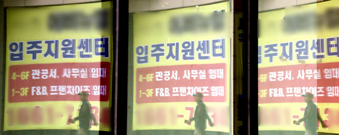 세종시 어진동 정부세종청사 주변 상가에 관공서 등 사무실 입주 안내 현수막이 걸려있다. / 사진=뉴스1 DB 