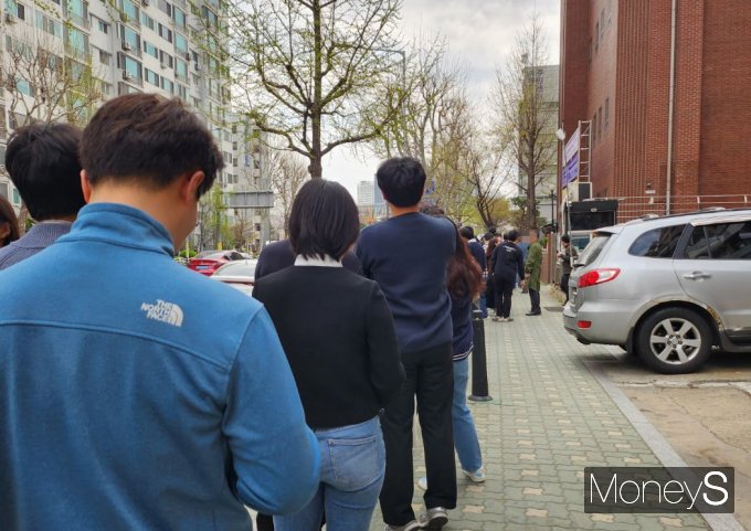 제22대 국회의원 총선거 사전투표가 진행된 첫날 오후 4시 현재 총선 사상 가장 높은 사전투표율을 보였다. 사진은 5일 낮 12시쯤 여의도 제2투표소에서 사전투표를 하기 위해 길게 줄선 유권자들. /사진= 독자 제공