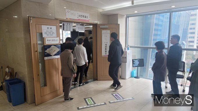 여의도 제2투표소가 점심시간을 이용해 사전투표를 하기 위한 직장인들로 붐볐다. 사진은 사전투표를 하기 위해 줄선 유권자들.  /사진= 독자 제공
