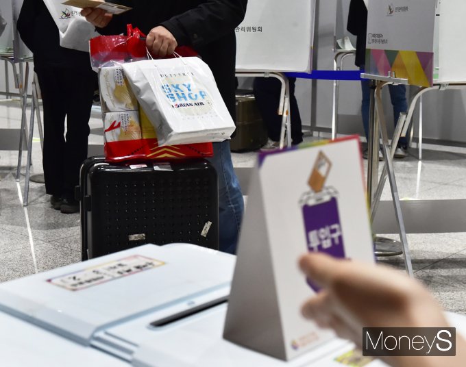 [머니S픽] 출국 앞둔 여행객… 