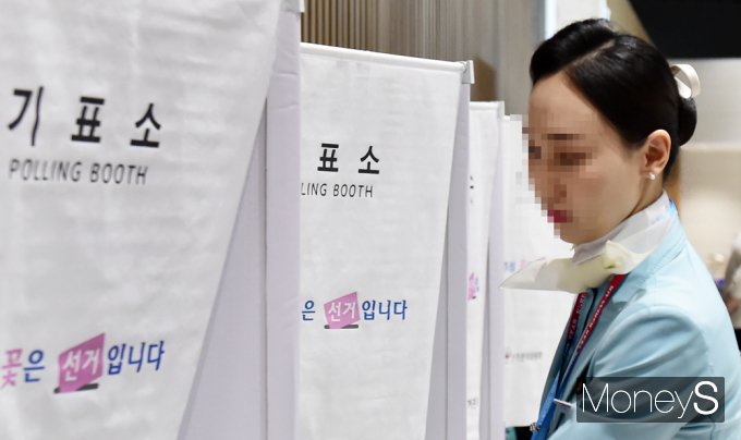 ▲ 사전투표 첫날, 기표소에 들어가는 승무원
