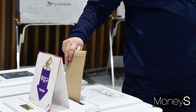 ▲ 사전투표 첫날, 아무리 급해도 내 소중한 권리는 행사해야죠…