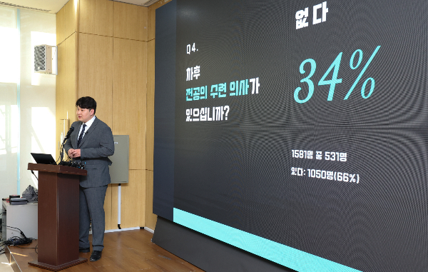 박단 대한전공의협의회 비상대책위원장이 류옥하다 대전성모병원 사직 전공의의 페이스북을 차단하면서 류옥씨가 비판에 나섰다. 류옥씨가 지난 2일 젊은의사(전공의·의대생) 동향조사 결과 브리핑을 하고 있다. /사진=뉴시스