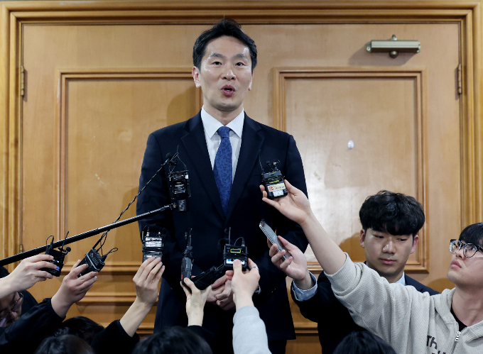 이복현 금융감독원장이 5일 오후 서울 중구 은행회관에서 열린 '민생침해 금융범죄 대응·협력 강화를 위한 통신·금융부문 간 업무협약'을 마친 뒤 새마을금고 편법 대출 의혹 사태와 관련한 백브리핑을 하고 있다./사진=뉴시스