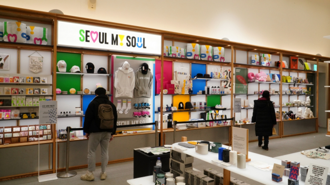 서울시가 만든 다양한 굿즈가 판매되는 동대문디자인플라자 디자인스토어. /사진=풀무원