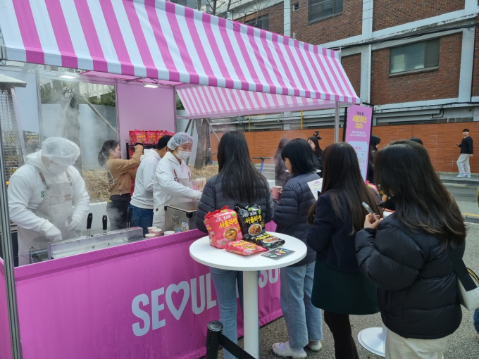 서울시는 서울라면 출시를 기념해 2월 성수쎈느에서 팝업스토어를 열고 시식 이벤트를 진행했다. /사진=풀무원