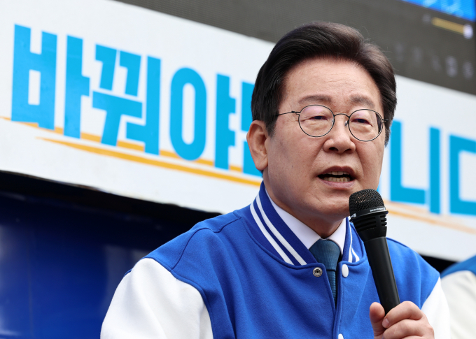 이재명 더불어민주당 대표가 중앙선거관리위원회의 제22대 총선 투표소 내 대파 반입 금지 안내를 비판했다. 사진은 이 대표가 5일 충북 옥천공설시장에서 이재한(충북 보은군옥천군영동군괴산군) 민주당 후보 지원유세를 하는 모습. /사진=뉴스1 