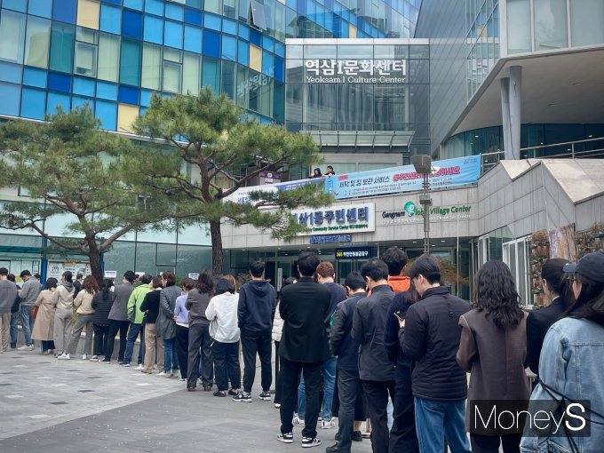 4·10 총선 사전투표 첫날인 5일 오후 1시쯤 역삼1동 주민센터 사전투표소에는 유권자들의 발길이 이어졌다. 사진은 투표를 위해 줄을 선 유권자들. /사진=차화진 기자