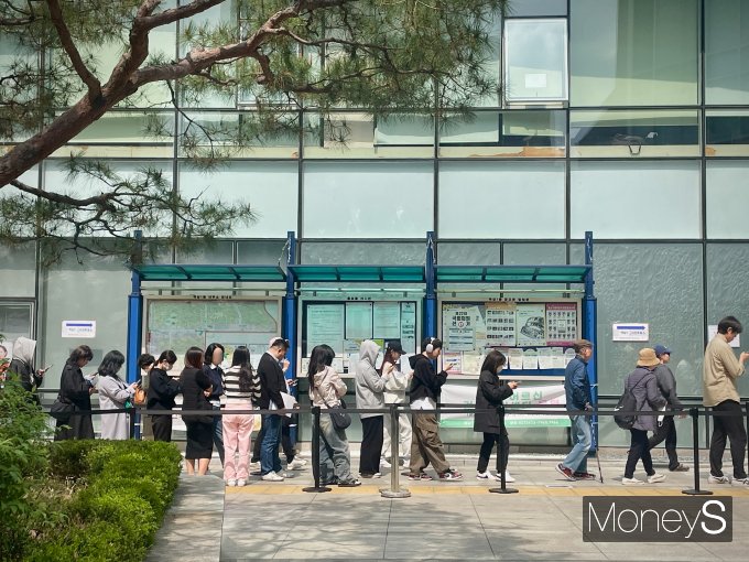 역삼1동주민센터 사전투표소는 투표를 하러 온 유권자들과 밥을 먹기 위해 나온 사람들이 섞여 혼동을 겪기도 했다. 사진은 투표를 위해 줄을 서 있는 유권자들. /사진=차화진 기자