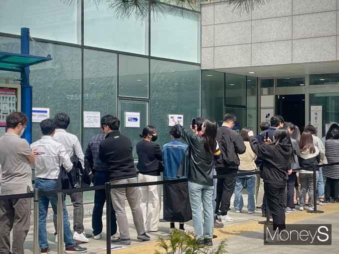 투표를 끝낸 후 투표 인증샷을 찍는 유권자들의 모습도 볼 수 있었다. 사진은 투표 후 손등에 찍은 도장으로 투표 인증샷을 남기는 사람들. /사진=차화진 기자