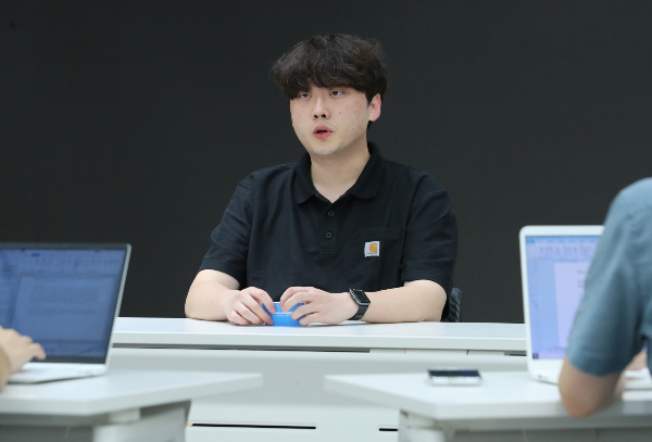 윤석열 대통령과 박단 대한전공의협의회 비상대책위원장의 만남 이후 의료계 내부에서 박 위원장에 대한 비판 여론이 커지고 있다. 박 위원장이 지난해 8월 서울 대한의사협회 회관 대강당에서 열린 '제27기 대한전공의협의회 회장 선거 개표'에서 당선 후 기자들과 인터뷰를 하고 있다. /사진=뉴시스