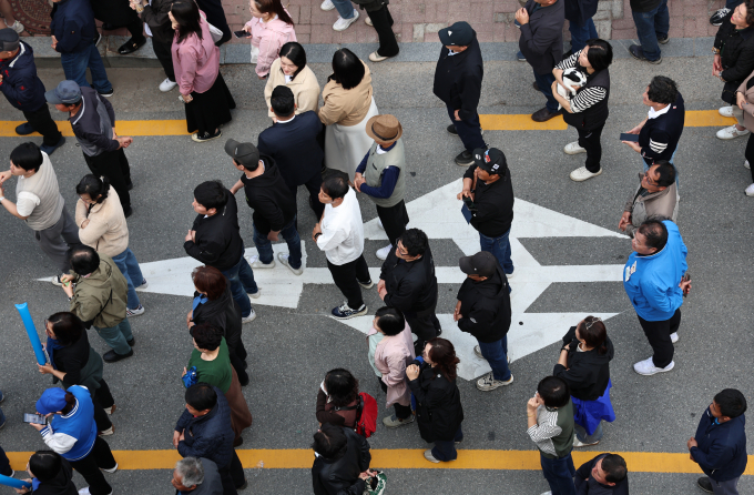 제22대 국회의원선거 사전투표 첫날 역대 최장 길이의 투표용지를 보고 유권자들이 놀란 기색을 감추지 못했다. 사진은 5일 오전 충남 공주시 공주대 인근에서 선거유세를 지켜보는 유권자들. /사진= 뉴스1 