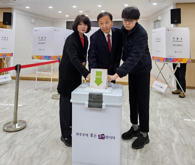 김기웅 국민의힘 대구 중구·남구 국회의원 후보(중간)가 자신의 가족들과 5일 남구 봉덕1동행정복지센터에 마련된 사전투표소에서 '소중한 한표'를 행사하고 있다./사진제공=김기웅 국민의힘 대구 중구·남구 국회의원 후보 선거사무소