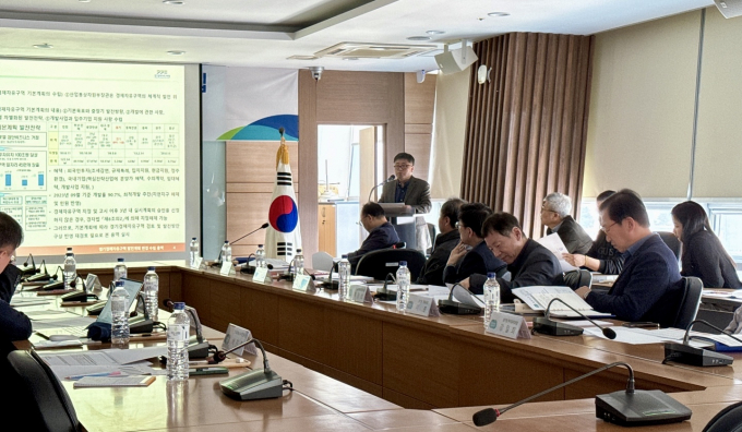 최원용 경기경제자유구역청장(사회자) 주재로 경기경제자유구역 발전계획 변경 수립 연구용역 착수보고회를 열고 있다. / 사진제공=경기경제자유구역청