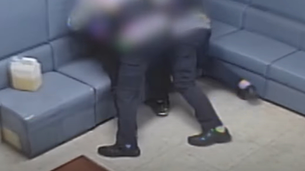 술에 취한 50대 남성이 지구대 방화를 시도하다가 붙잡혀 구속 송치됐다. 사진은 방화를 시도하려는 남성을 제압하는 경찰관들. /사진=유튜브 채널 '인천경찰청폴인천' 영상 캡처