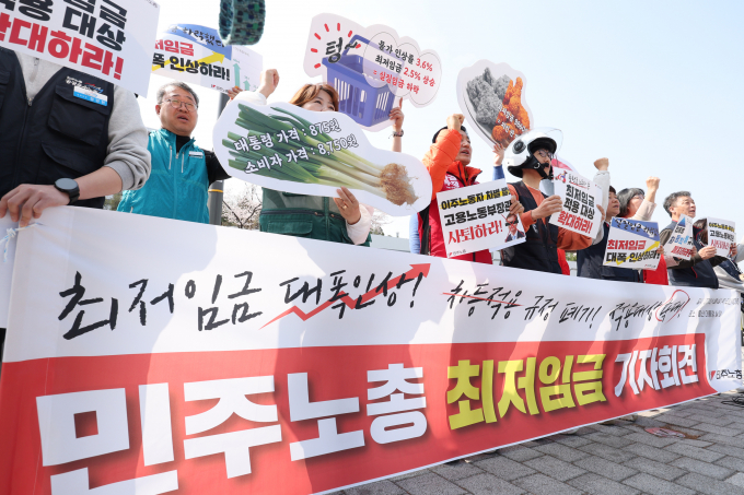 민주노총 조합원들이 4일 오전 서울 용산구 전쟁기념관 앞에서 가진 최저임금 기자회견에서 최저임금을 인상하라는 구호를 외치고 있다. / 사진=뉴스1 신웅수 기자 