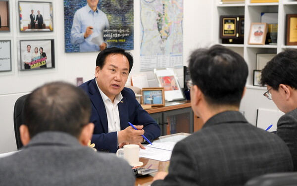 이권재 오산시장(정면)이 민선8기 공약사업의 성공적인 이행을 위한 공약사업 실천계획 보고회를 열고 있다. / 사진제공=오산시
