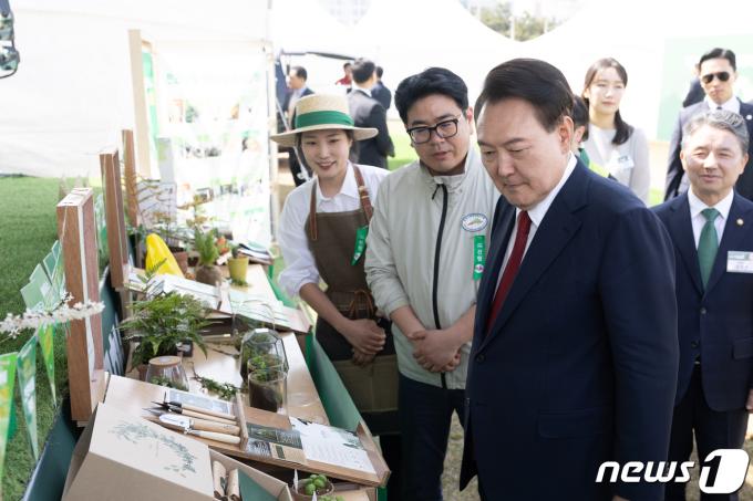 [사진] 이동형 반려식물 클리닉 살펴보는 윤 대통령