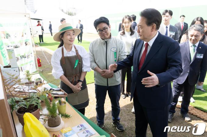 [사진] 식목일 행사 부스 찾은 윤 대통령