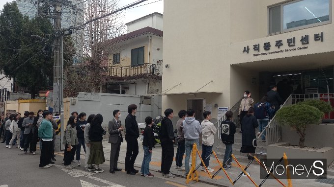 중앙선거관리위원회에 따르면 제22대 국회의원 선거 전국 평균 사전투표율이 5일 오후 6시 기준 15.61%로 집계됐다. 사진은 이날 서울 종로구 사직동주민센터에 투표를 하기 위한 유권자들이 줄을 길게 늘어선 모습. /사진=박정웅 기자