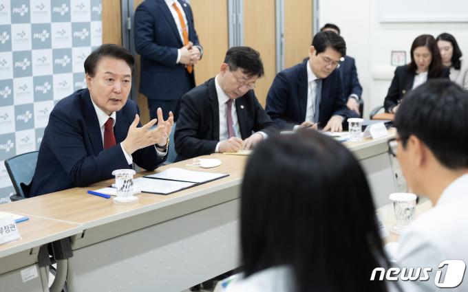 [사진] 의료진과 연이어 간담회 갖는 윤 대통령