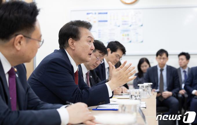 [사진] 윤 대통령, 부산대병원 의료진과 간담회
