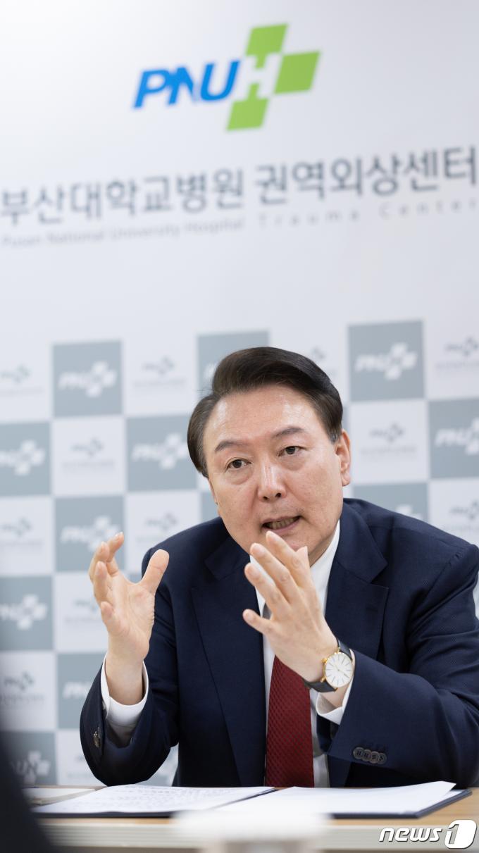 [사진] 의료진과 간담회 갖는 윤석열 대통령령