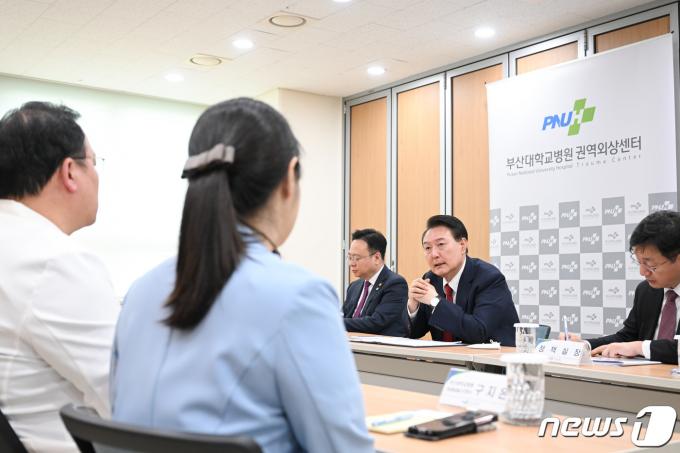 [사진] 부산대병원 의료진과 간담회 갖는 윤 대통령