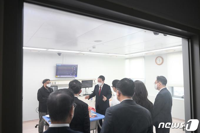 [사진] 윤석열 대통령, 부산대병원 권역외상센터 방문