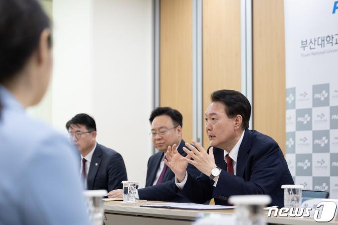 [사진] 부산대병원 찾은 윤석열 대령