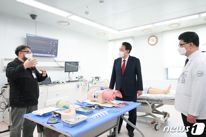 [사진] 윤 대통령, 부산대병원 권역외상센터 방문