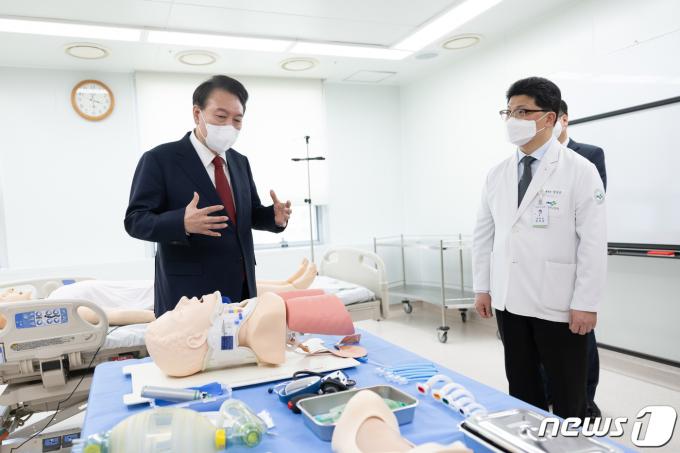 [사진] 시뮬레이션센터 둘러보는 윤 대통령