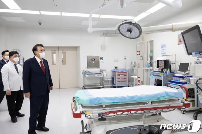 [사진] 부산대병원 권역외상센터 살펴보는 윤석열 대통령
