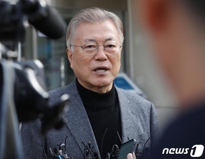 문재인 전 대통령이 제22대 국회의원 선거 사전투표 첫날인 5일 오전 경남 양산시 하북면주민자치센터에 마련된 하북면 사전투표소에서 투표를 한 뒤 취재진 질문에 답하고 있다. 2024.4.5/뉴스1 ⓒ News1 윤일지 기자