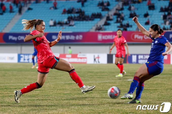 [사진] 돌파하는 케이시 유진 페어