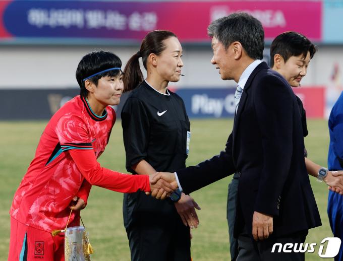 [사진] 지소연과 악수하는 정몽규 회장