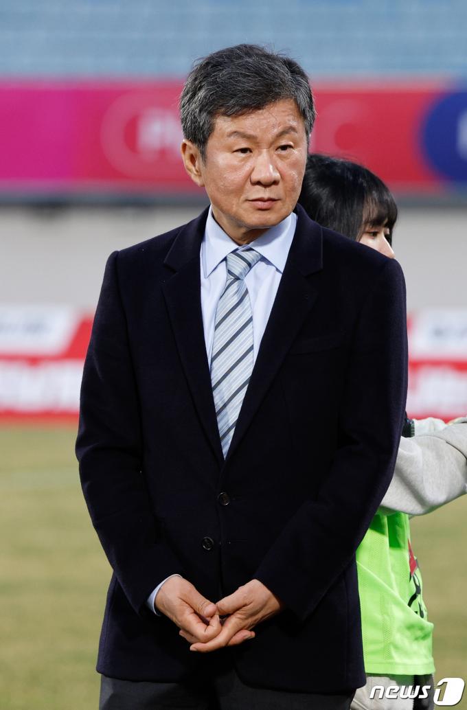 [사진] 여자축구 평가전 찾은 정몽규 회장