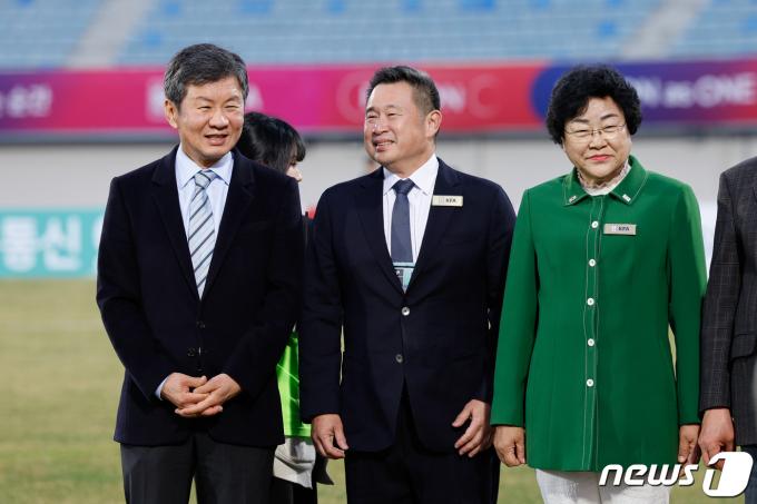 [사진] 여자축구 필리핀전 찾은 정몽규 회장