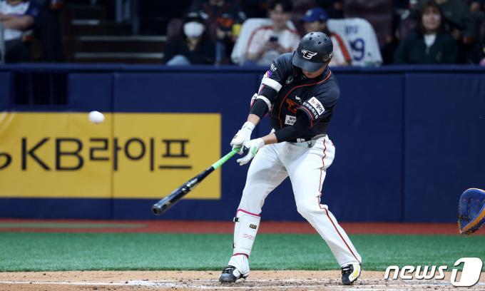 [사진] 이도윤 '1타점 적시타'