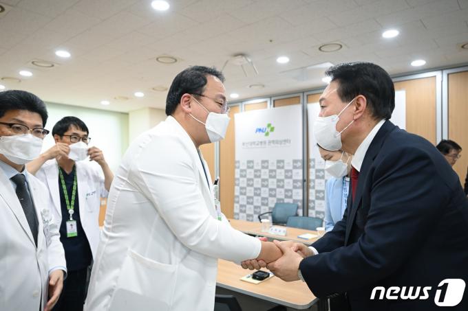 윤석열 대통령이 5일 오후 부산 서구 부산대학교병원 권역외상센터를 찾아 의료진과 악수하고 있다. (대통령실 제공) 2024.4.5/뉴스1 ⓒ News1 안은나 기자