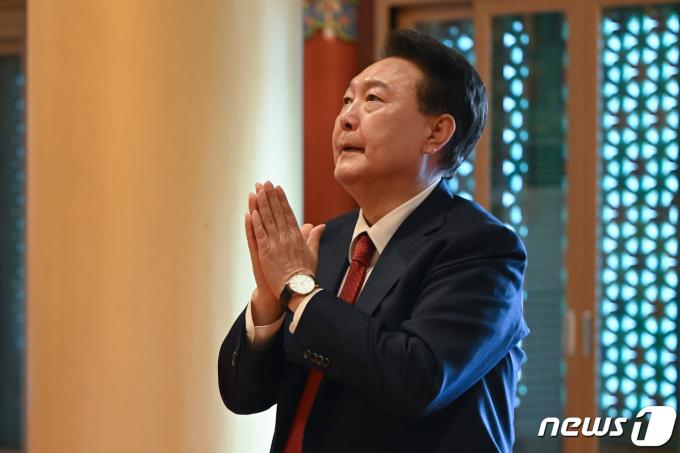 [사진] 두 손 모은 윤 대통령